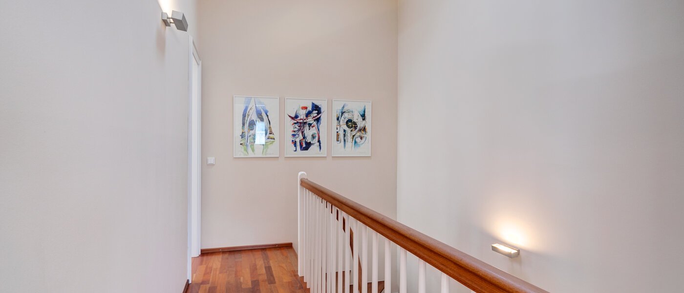 セミ・デタッチド・ハウス（一戸建てを二つに分けた家屋） München Schwabing (links der Leopoldstraße) 05 玄関入り口 3396