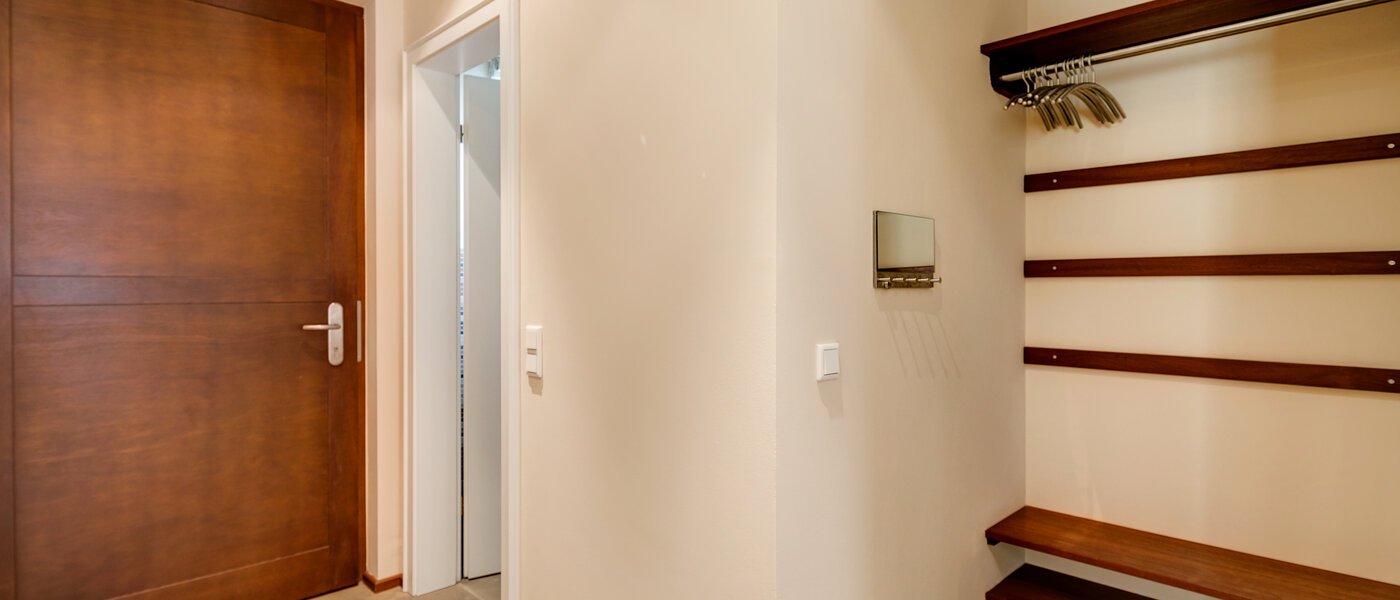 セミ・デタッチド・ハウス（一戸建てを二つに分けた家屋） München Schwabing (links der Leopoldstraße) 06 玄関入り口 3396