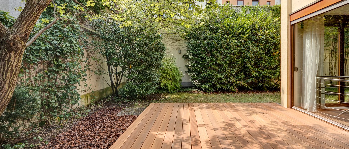 セミ・デタッチド・ハウス（一戸建てを二つに分けた家屋） München Schwabing (links der Leopoldstraße) 01 庭 3396