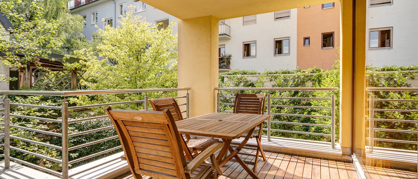 セミ・デタッチド・ハウス（一戸建てを二つに分けた家屋） München Schwabing (links der Leopoldstraße) 01 ベランダ 3396