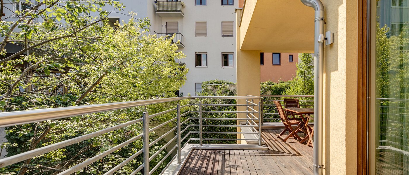 セミ・デタッチド・ハウス（一戸建てを二つに分けた家屋） München Schwabing (links der Leopoldstraße) 02 ベランダ 3396