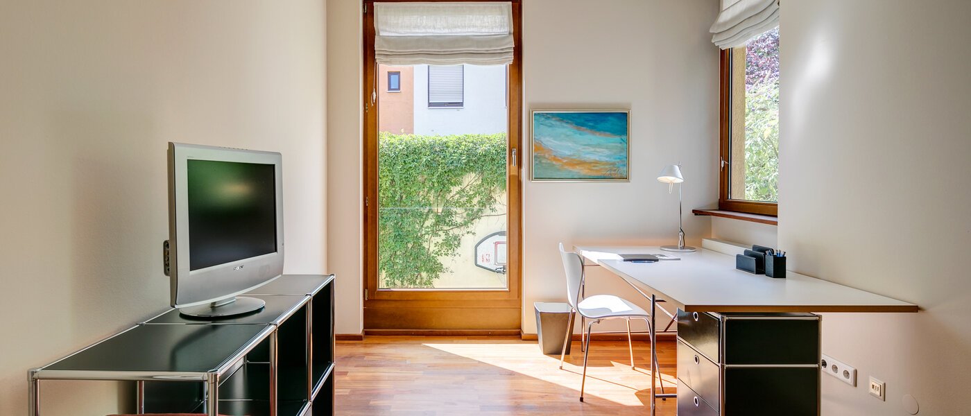 セミ・デタッチド・ハウス（一戸建てを二つに分けた家屋） München Schwabing (links der Leopoldstraße) 01 仕事部屋 3396