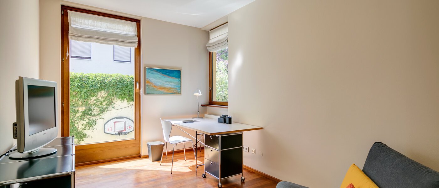 セミ・デタッチド・ハウス（一戸建てを二つに分けた家屋） München Schwabing (links der Leopoldstraße) 02 仕事部屋 3396