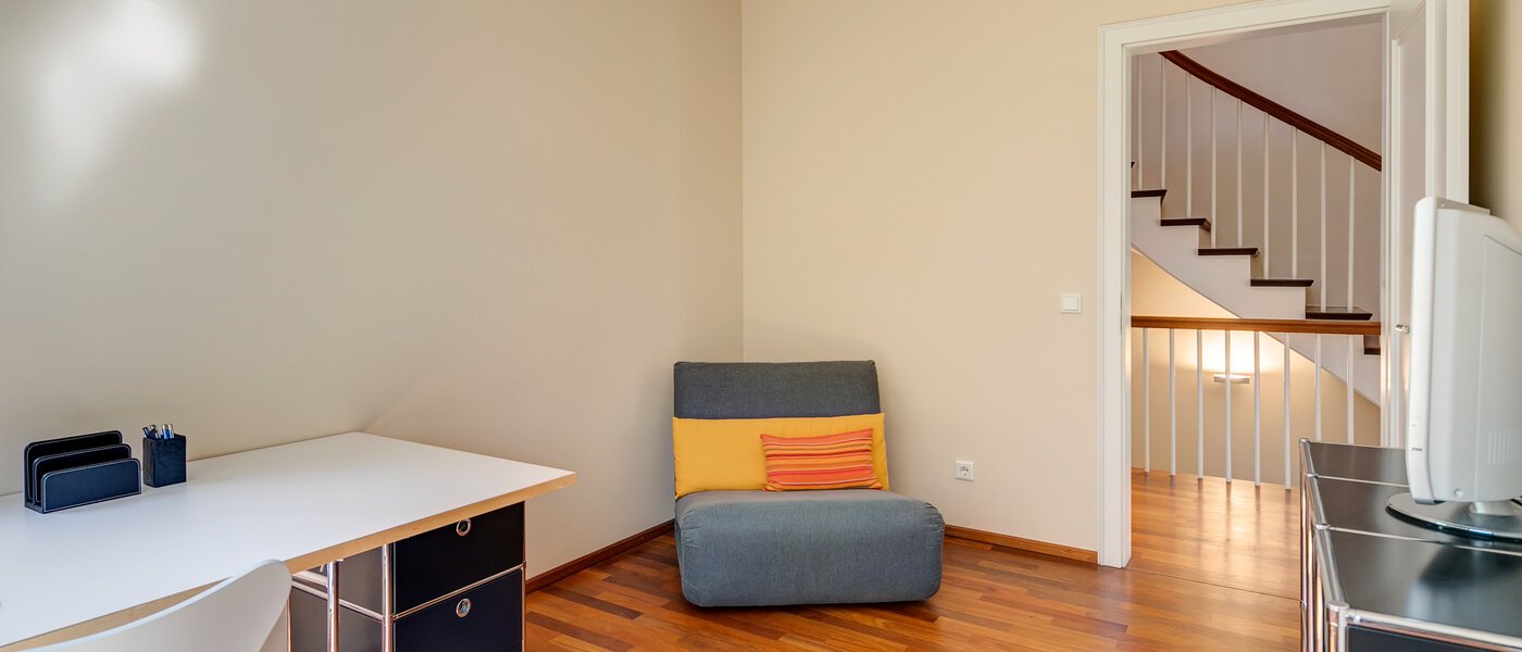 セミ・デタッチド・ハウス（一戸建てを二つに分けた家屋） München Schwabing (links der Leopoldstraße) 03 仕事部屋 3396