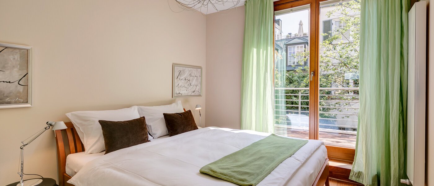 セミ・デタッチド・ハウス（一戸建てを二つに分けた家屋） München Schwabing (links der Leopoldstraße) 01 3.　寝室 3396