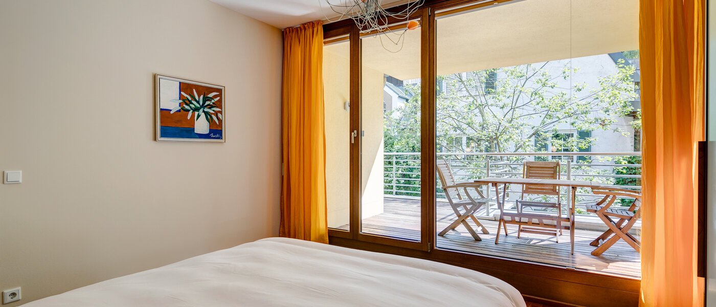 セミ・デタッチド・ハウス（一戸建てを二つに分けた家屋） München Schwabing (links der Leopoldstraße) 02 2.　寝室 3396