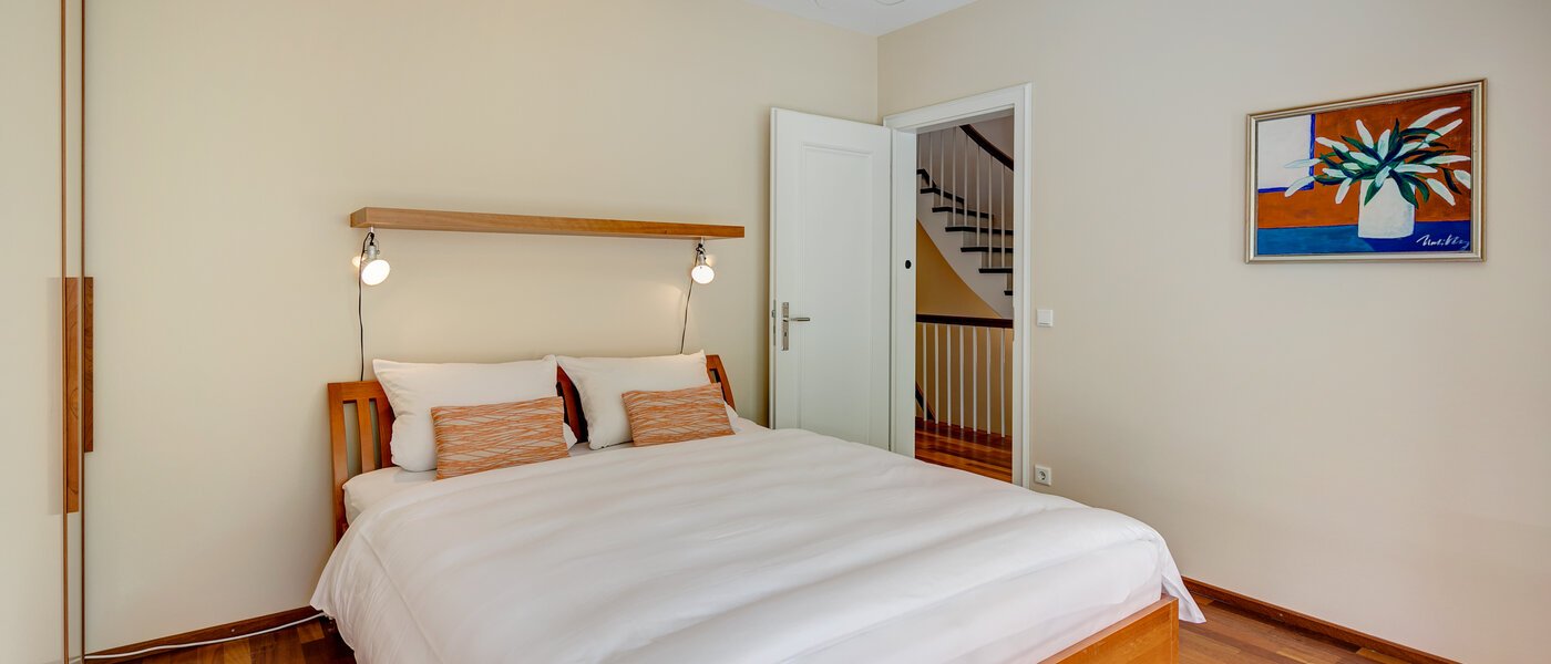 セミ・デタッチド・ハウス（一戸建てを二つに分けた家屋） München Schwabing (links der Leopoldstraße) 03 2.　寝室 3396