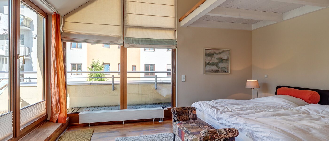 セミ・デタッチド・ハウス（一戸建てを二つに分けた家屋） München Schwabing (links der Leopoldstraße) 01 寝室 3396