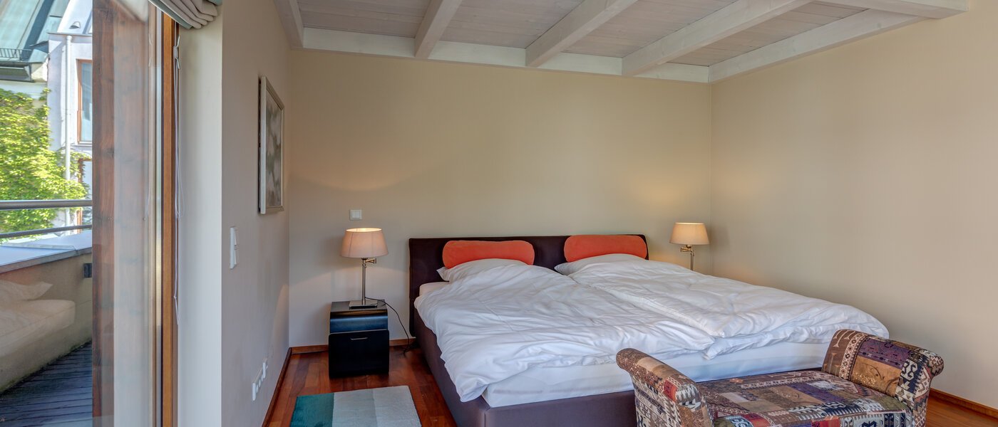 セミ・デタッチド・ハウス（一戸建てを二つに分けた家屋） München Schwabing (links der Leopoldstraße) 02 寝室 3396