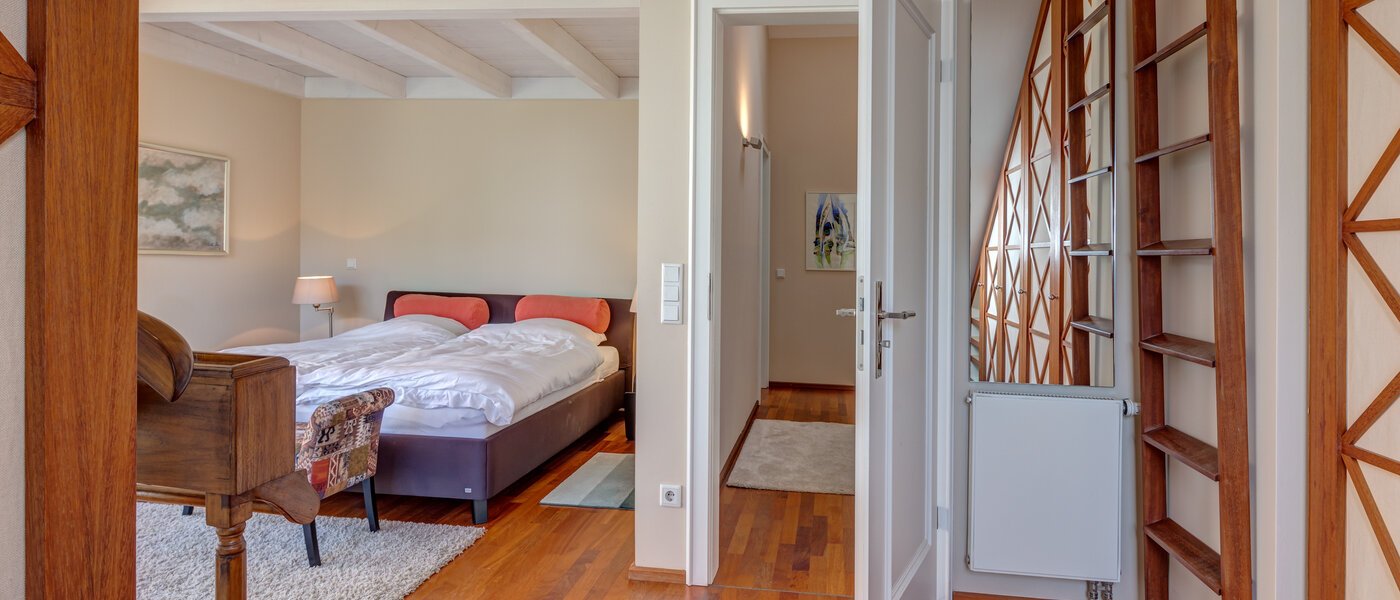 セミ・デタッチド・ハウス（一戸建てを二つに分けた家屋） München Schwabing (links der Leopoldstraße) 03 寝室 3396