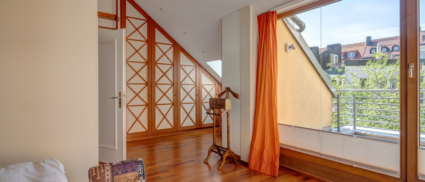 セミ・デタッチド・ハウス（一戸建てを二つに分けた家屋） München Schwabing (links der Leopoldstraße) 05 寝室 3396