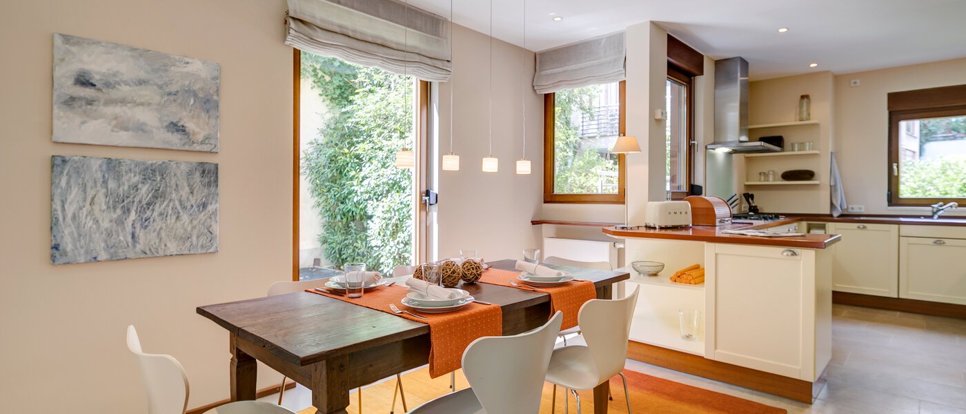 セミ・デタッチド・ハウス（一戸建てを二つに分けた家屋） München Schwabing (links der Leopoldstraße) 01 ダイニングエリア 3396