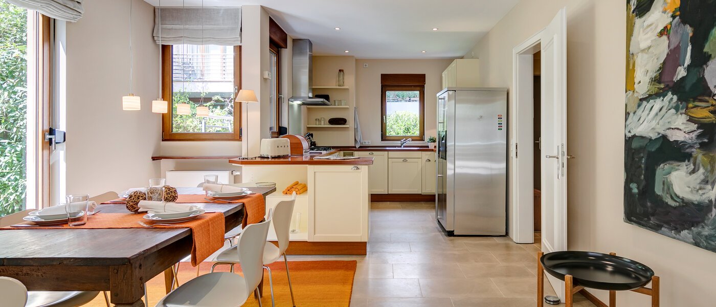 セミ・デタッチド・ハウス（一戸建てを二つに分けた家屋） München Schwabing (links der Leopoldstraße) 02 ダイニングエリア 3396