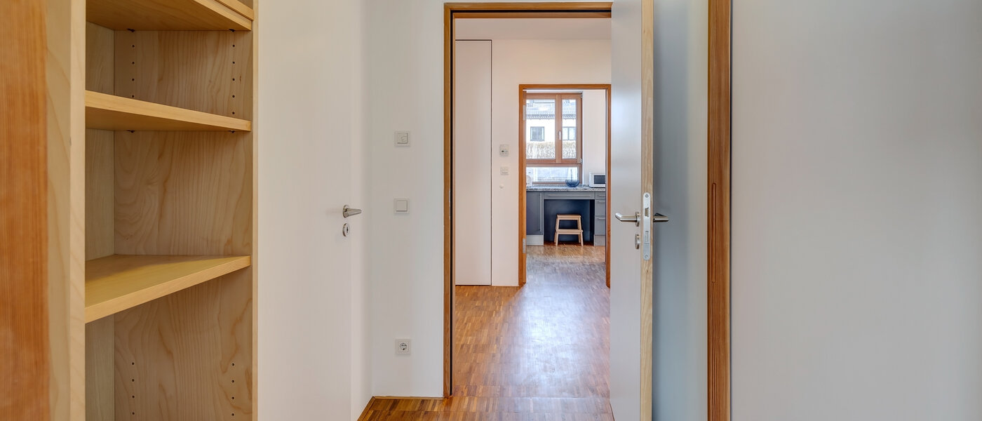 庭付き住宅 München Harlaching 01 玄関入り口 4247