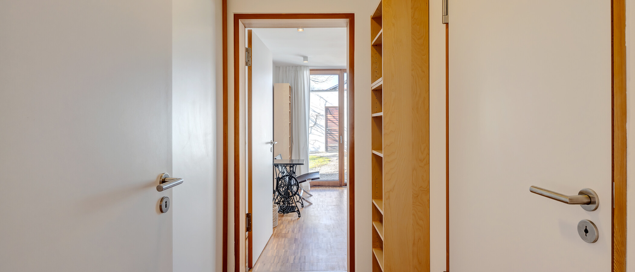 庭付き住宅 München Harlaching 02 玄関入り口 4247