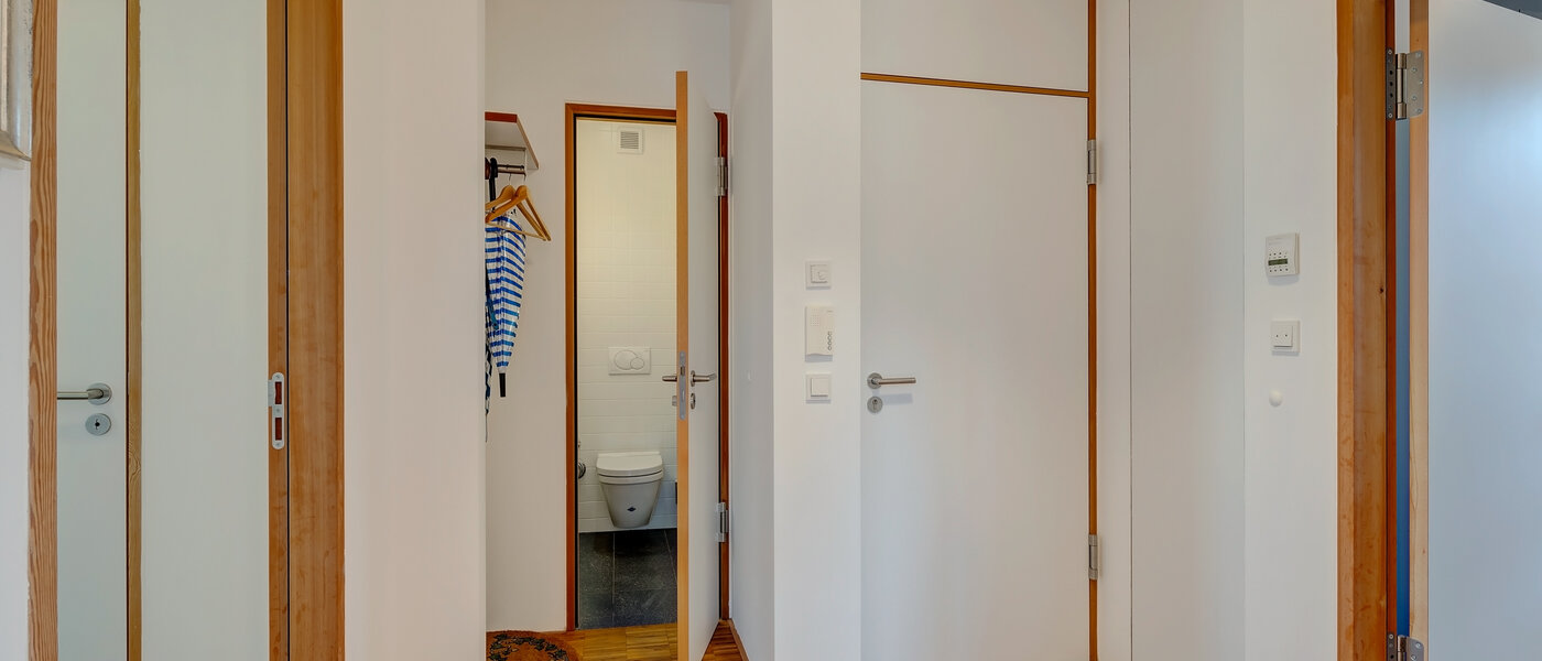 庭付き住宅 München Harlaching 05 玄関入り口 4247