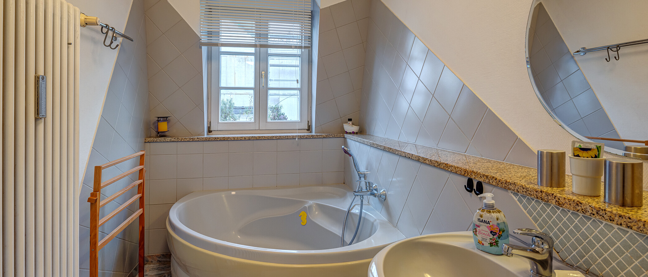 アティック・フラット（屋根裏） München Giesing 01 浴室 4477