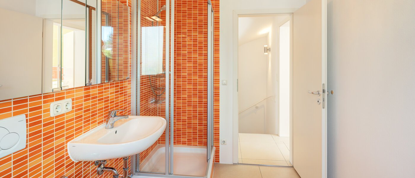 テラスハウス München Westpark 03 1つめの浴室 5296