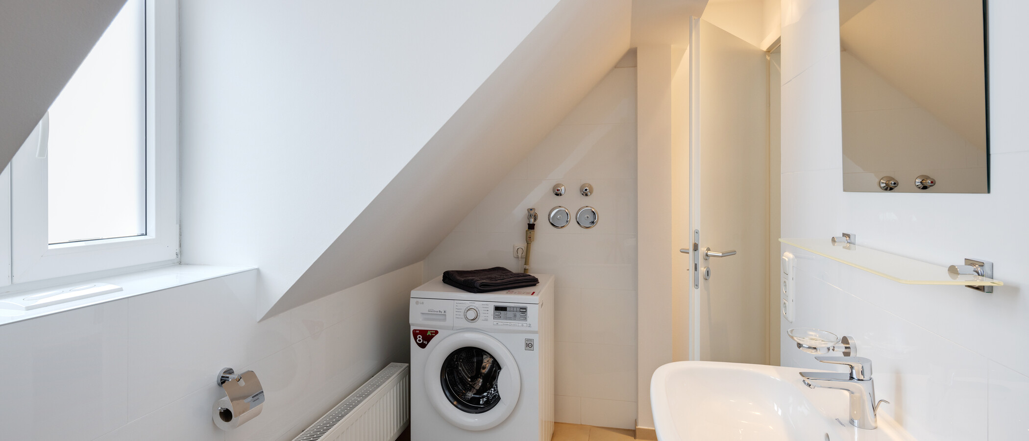 アティック・フラット（屋根裏） München Schwabing 02 浴室 5576