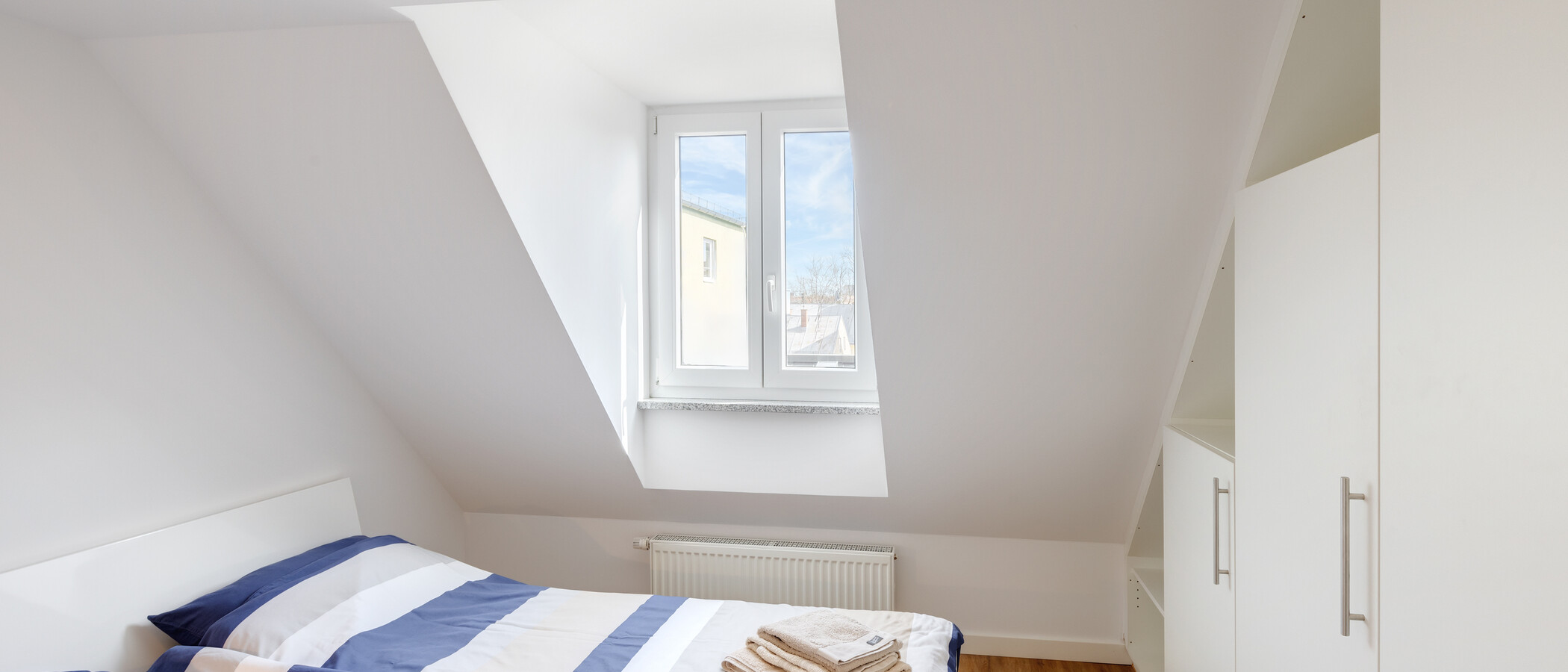 アティック・フラット（屋根裏） München Schwabing 01 寝室 5576