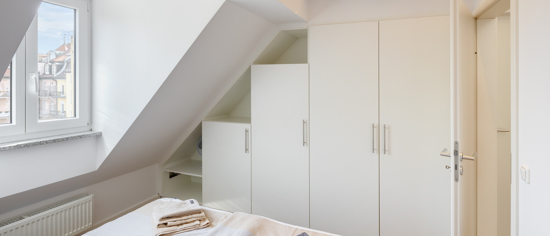 アティック・フラット（屋根裏） München Schwabing 02 寝室 5576