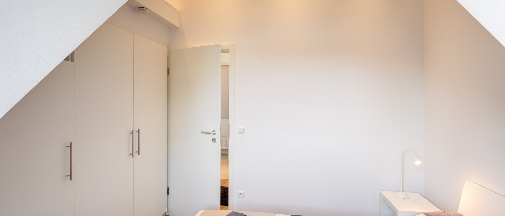 アティック・フラット（屋根裏） München Schwabing 03 寝室 5576
