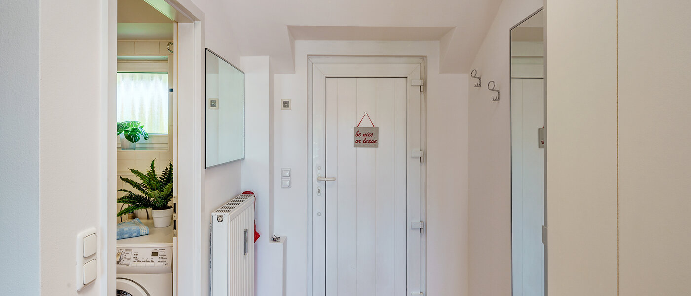 アティック・フラット（屋根裏） München Giesing 01 玄関入り口 6583