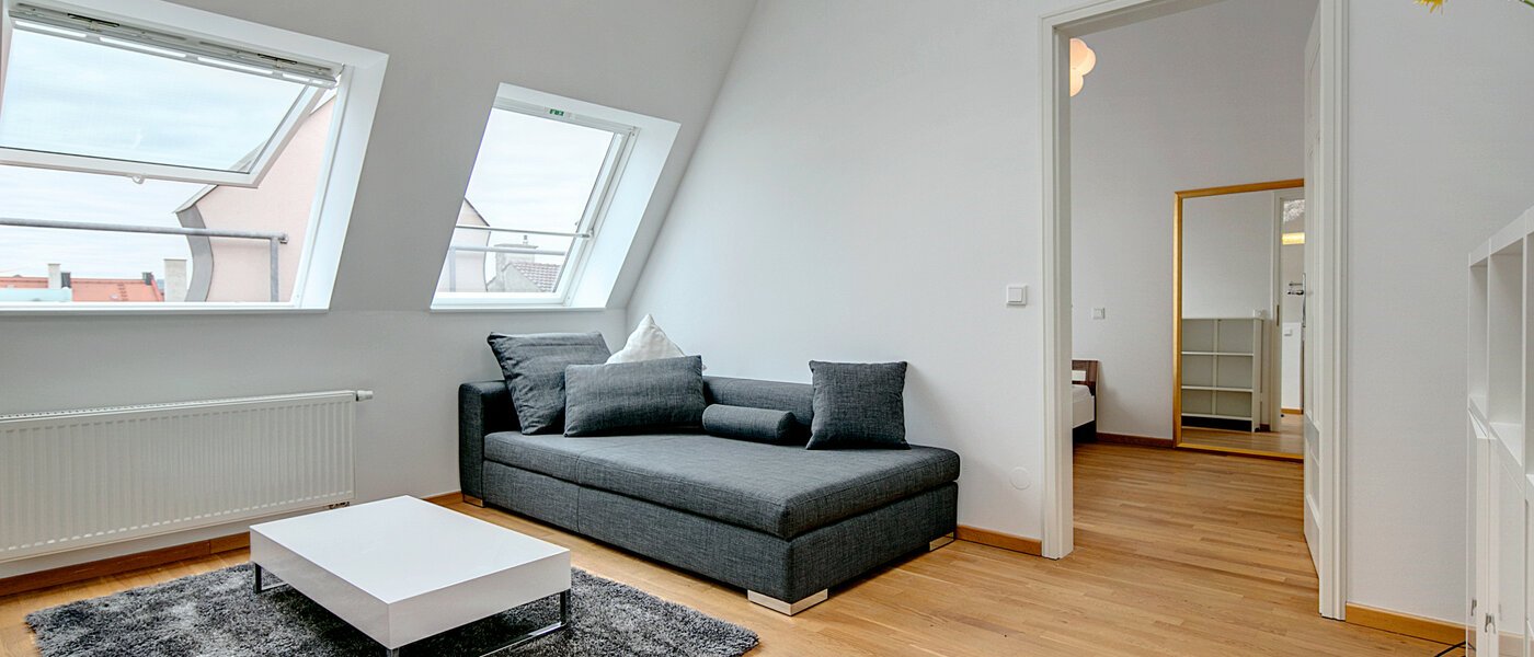 アティック・フラット（屋根裏） München Neuhausen 01 リビングルーム 7084