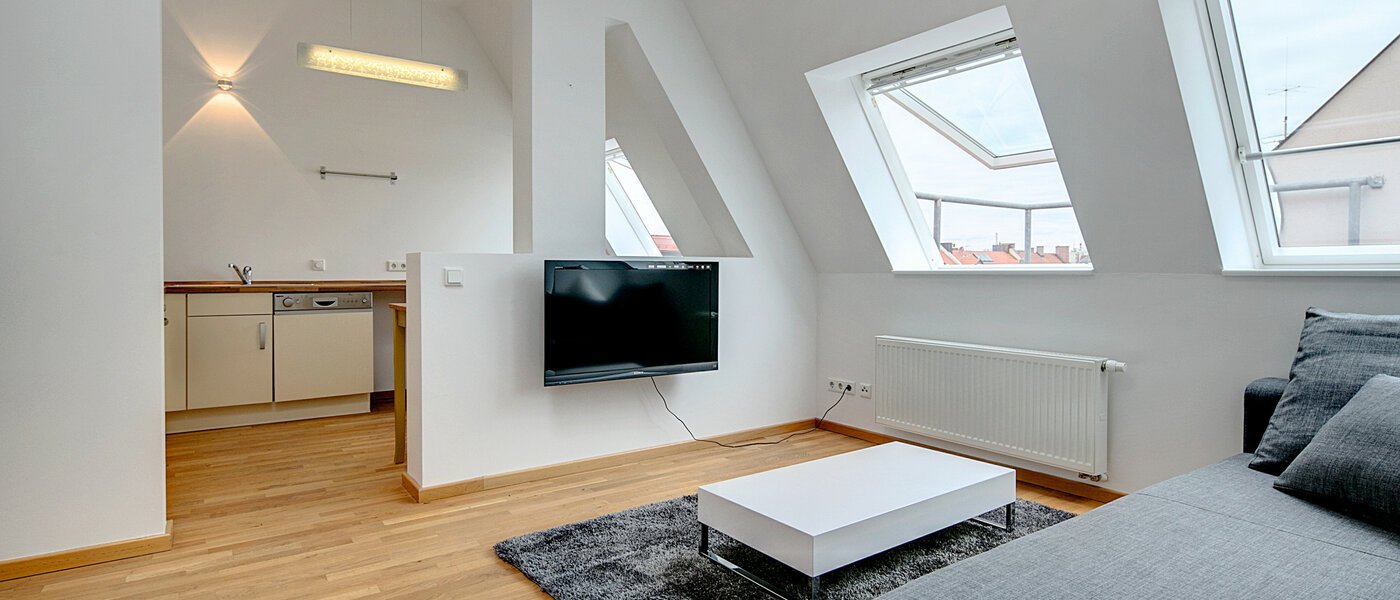 アティック・フラット（屋根裏） München Neuhausen 02 リビングルーム 7084