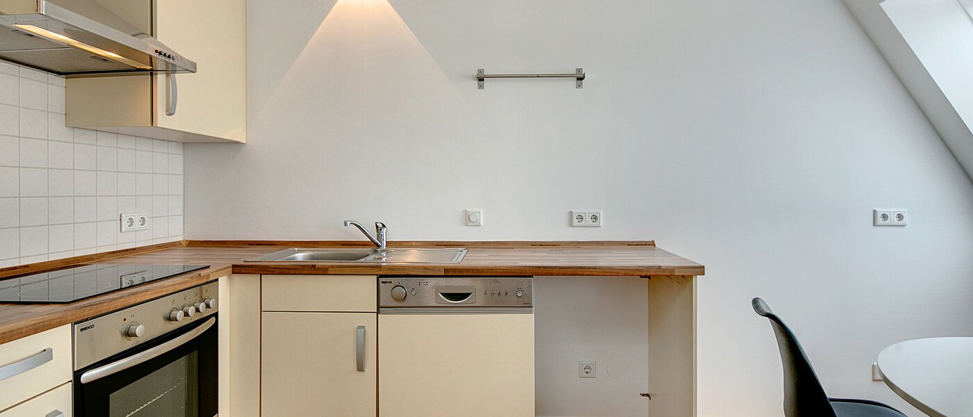 アティック・フラット（屋根裏） München Neuhausen 02 キッチン 7084