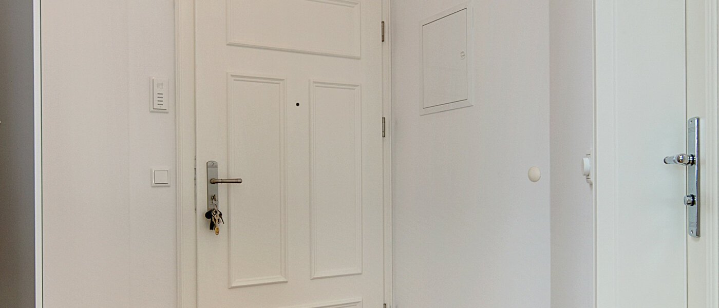 アティック・フラット（屋根裏） München Neuhausen 01 玄関入り口 7084