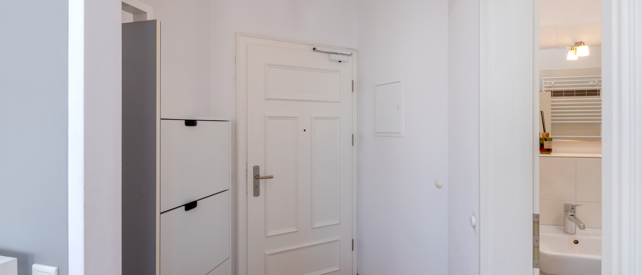 アティック・フラット（屋根裏） München Neuhausen 01 玄関入り口 7084