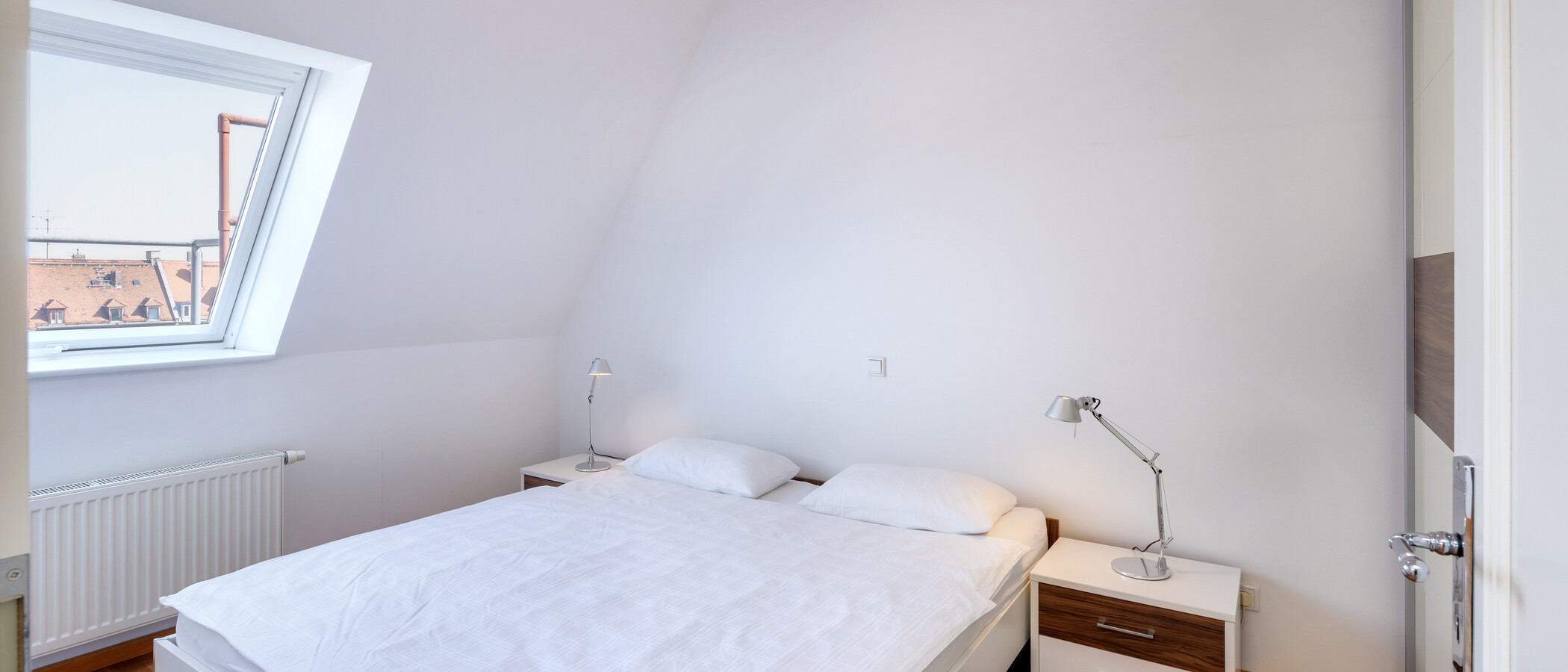 アティック・フラット（屋根裏） München Neuhausen 01 寝室 7084