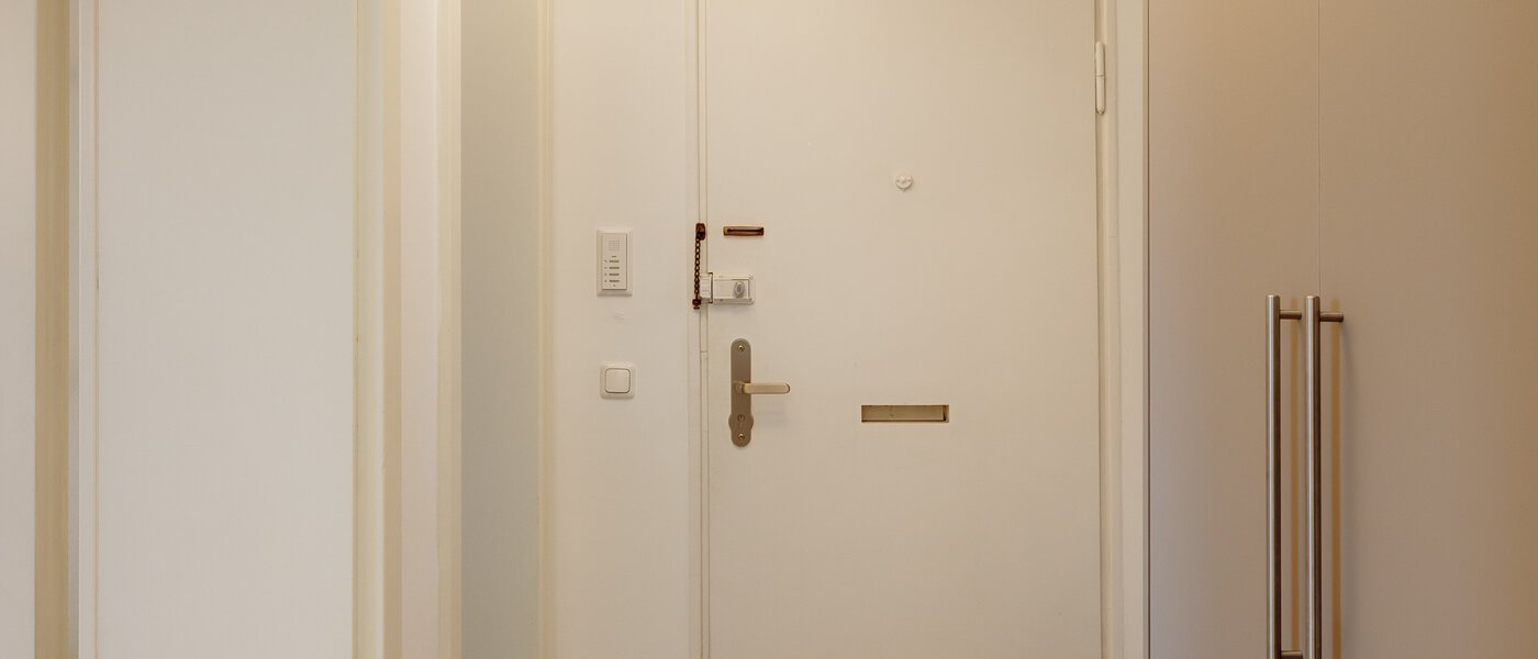 マンション München Au 01 玄関入り口 7380