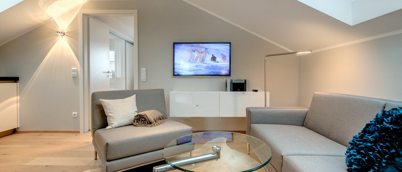 アティック・フラット（屋根裏） München Trudering 04 リビングルーム 7503