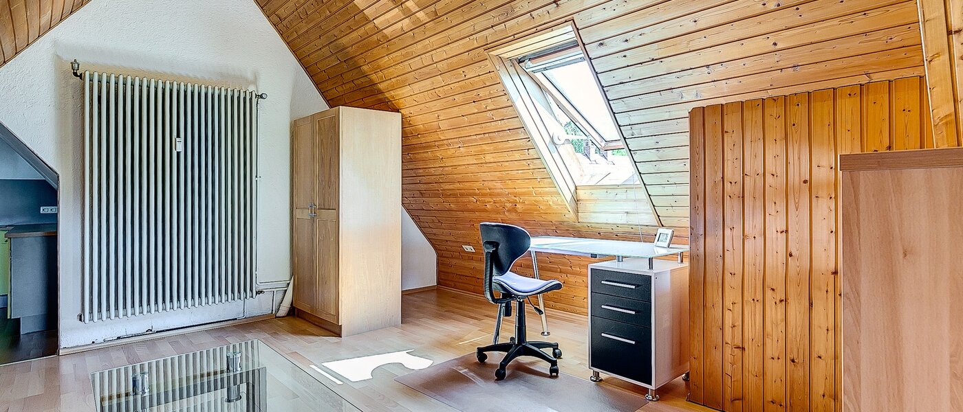 アティック・フラット（屋根裏） München Untermenzing 03 リビングルーム 7937