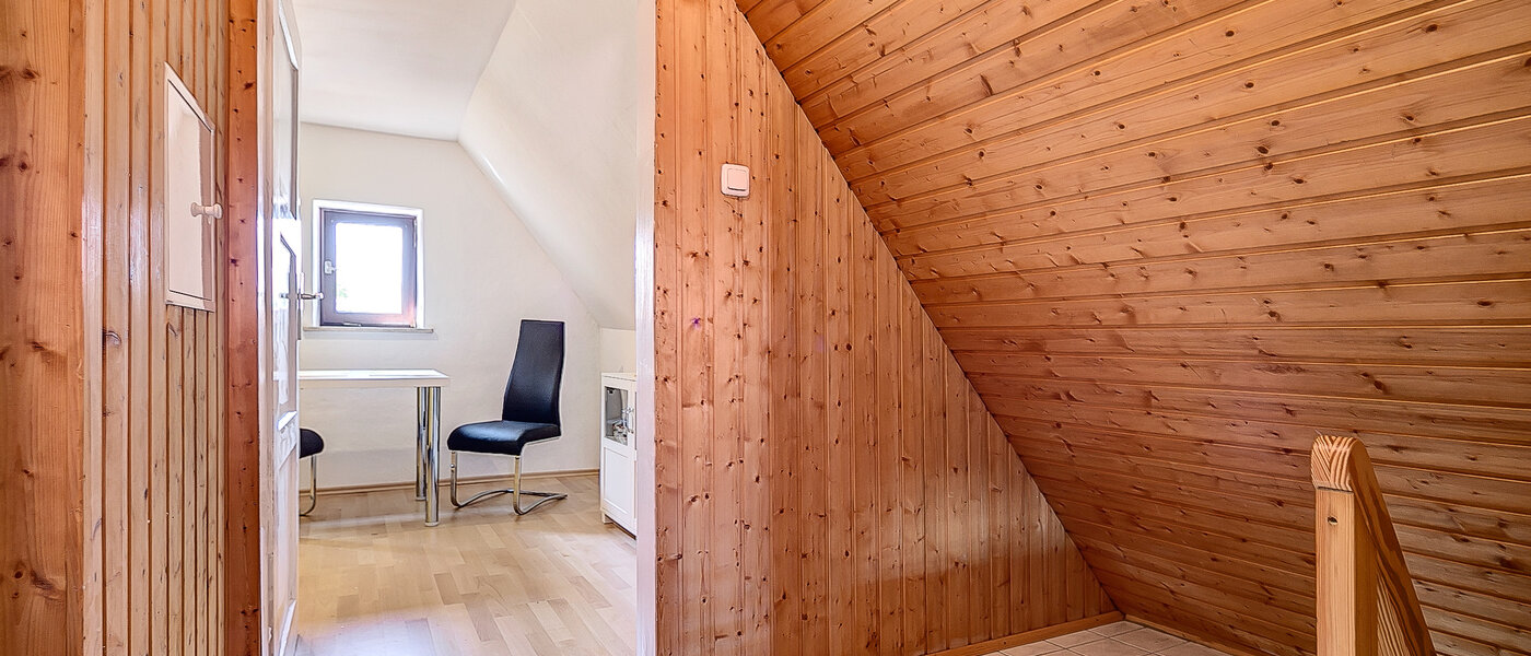 アティック・フラット（屋根裏） München Untermenzing 01 玄関入り口 7937