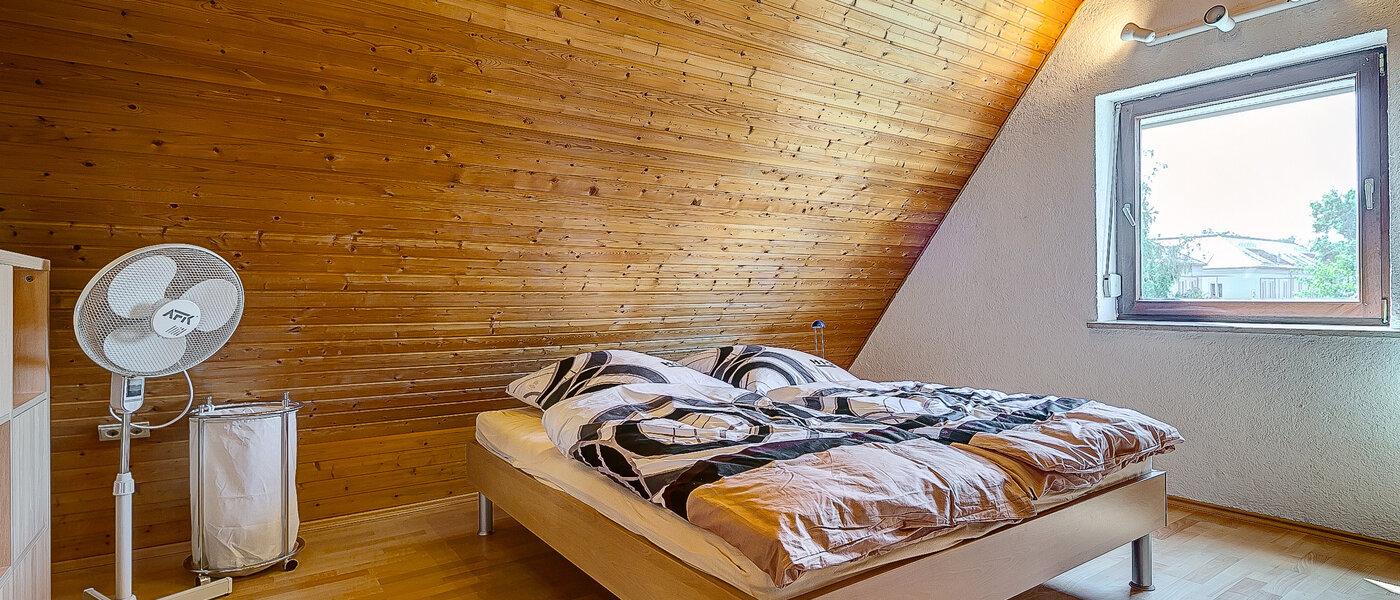 アティック・フラット（屋根裏） München Untermenzing 01 寝室 7937