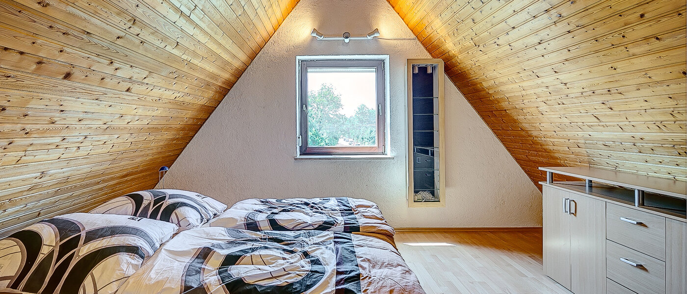 アティック・フラット（屋根裏） München Untermenzing 02 寝室 7937