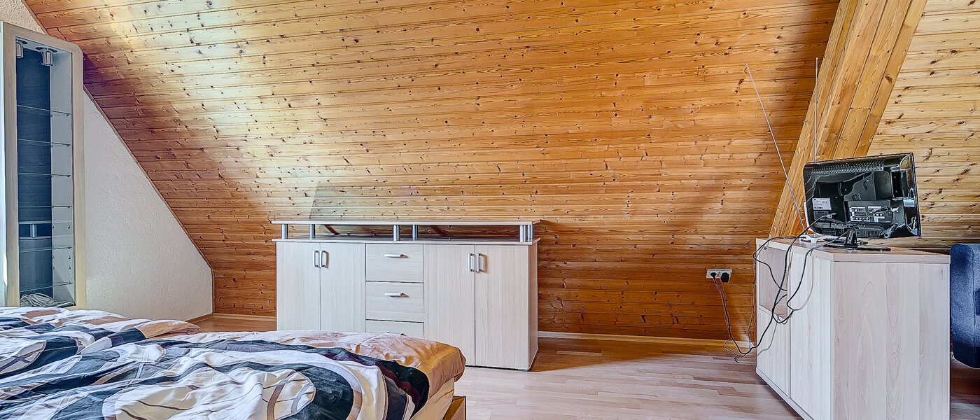 アティック・フラット（屋根裏） München Untermenzing 03 寝室 7937