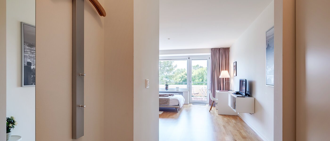 アティック・フラット（屋根裏） München Solln 01 玄関入り口 8282