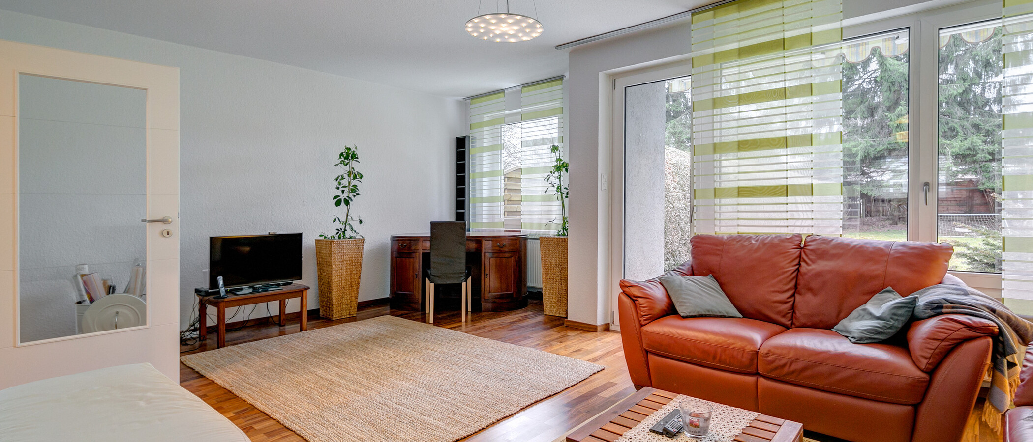 セミ・デタッチド・ハウス（一戸建てを二つに分けた家屋） München Solln 02 リビングルーム 8480