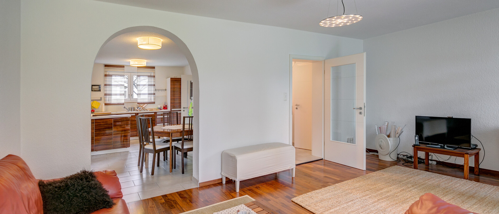 セミ・デタッチド・ハウス（一戸建てを二つに分けた家屋） München Solln 03 リビングルーム 8480