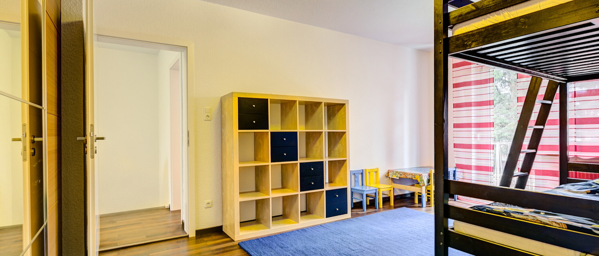 セミ・デタッチド・ハウス（一戸建てを二つに分けた家屋） München Solln 02 子供部屋 8480