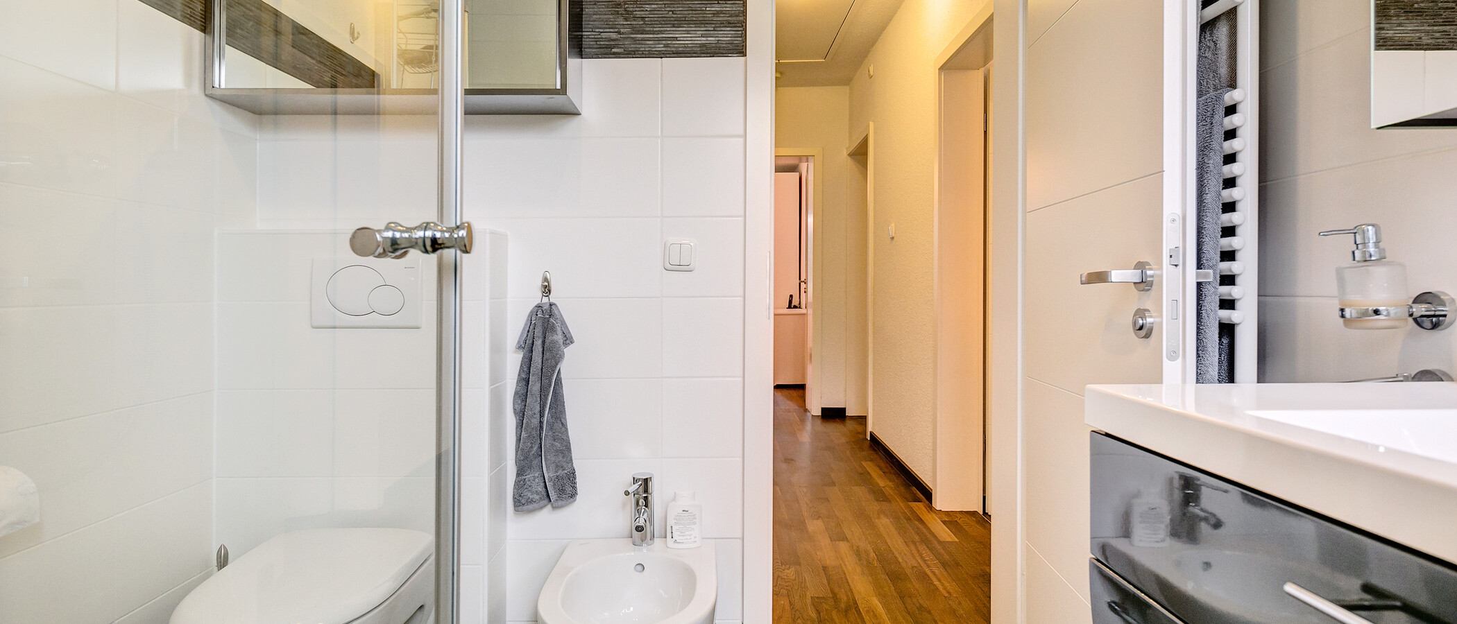 セミ・デタッチド・ハウス（一戸建てを二つに分けた家屋） München Solln 03 浴室 8480