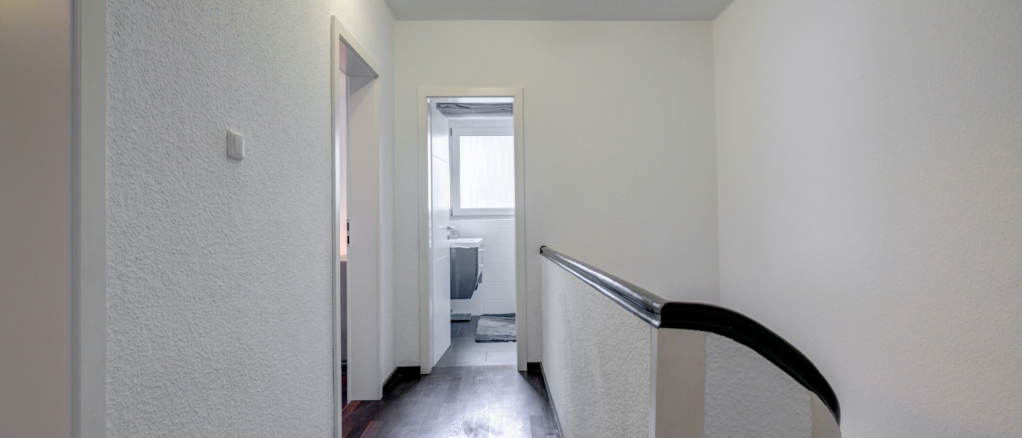 セミ・デタッチド・ハウス（一戸建てを二つに分けた家屋） München Solln 05 玄関入り口 8480