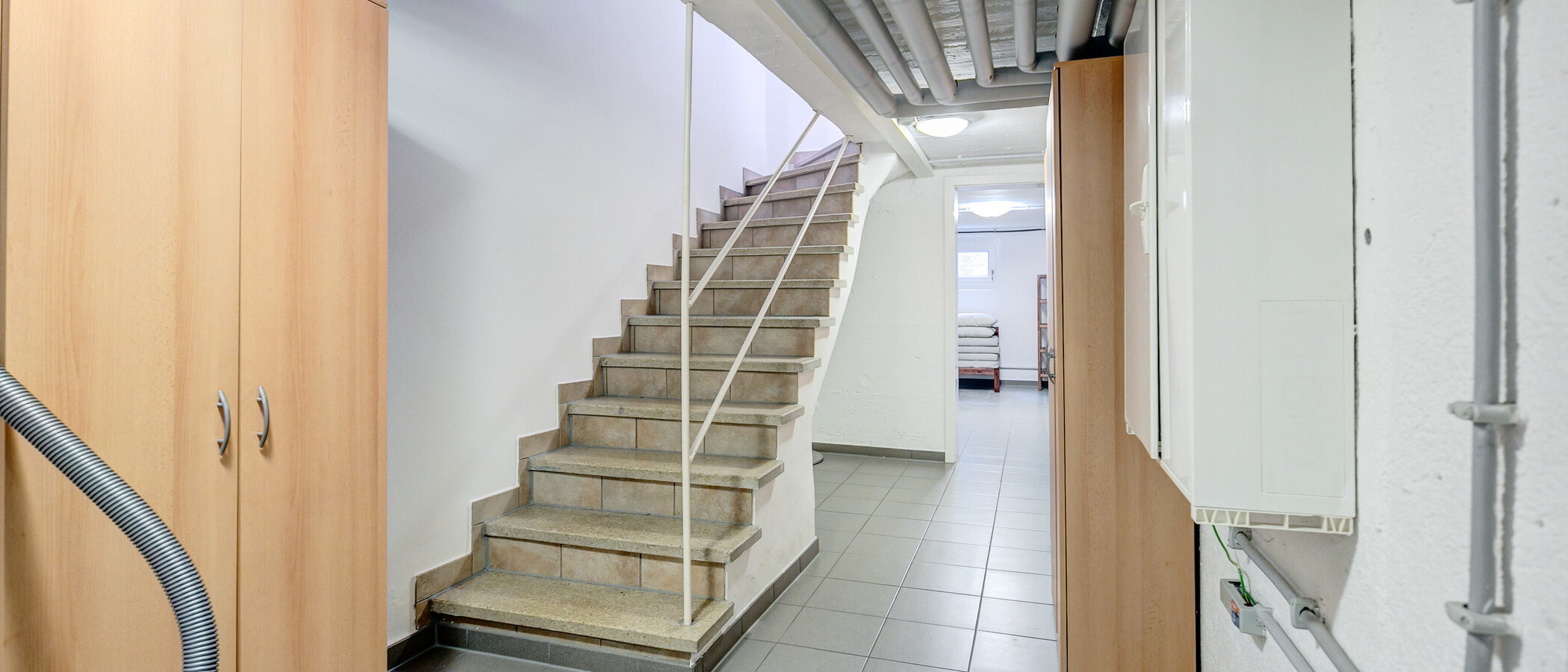 セミ・デタッチド・ハウス（一戸建てを二つに分けた家屋） München Solln 06 玄関入り口 8480
