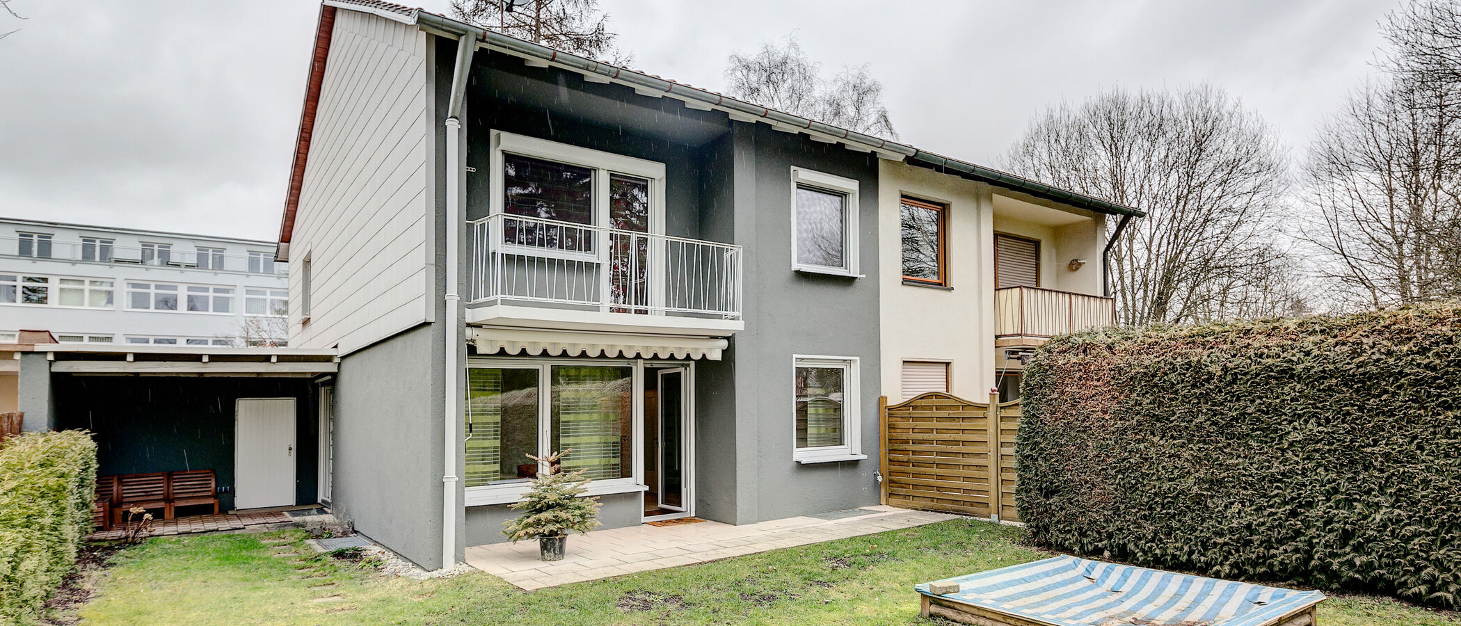 セミ・デタッチド・ハウス（一戸建てを二つに分けた家屋） München Solln 01 庭 8480
