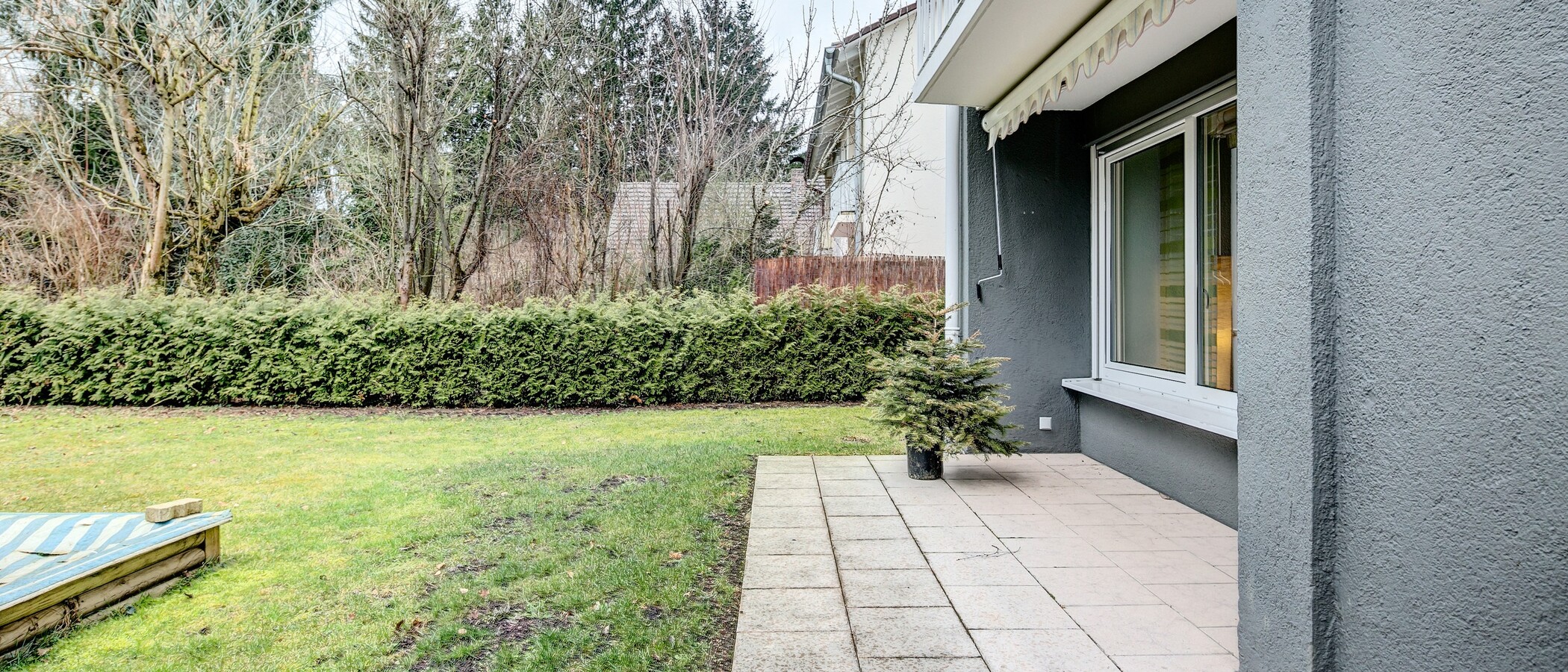 セミ・デタッチド・ハウス（一戸建てを二つに分けた家屋） München Solln 03 庭 8480