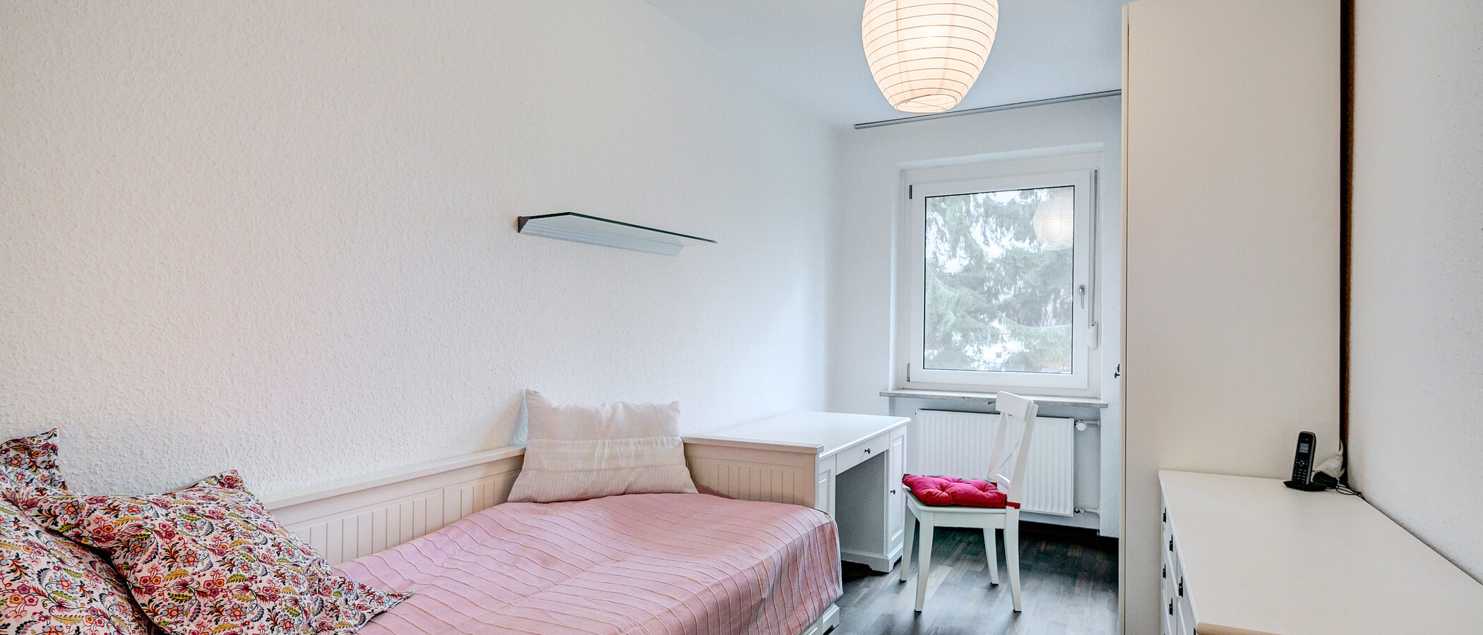 セミ・デタッチド・ハウス（一戸建てを二つに分けた家屋） München Solln 01 ２つめの寝室 8480